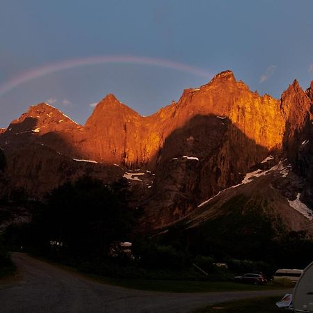 Trollveggen Camping อองดาลส์เนส ภายนอก รูปภาพ