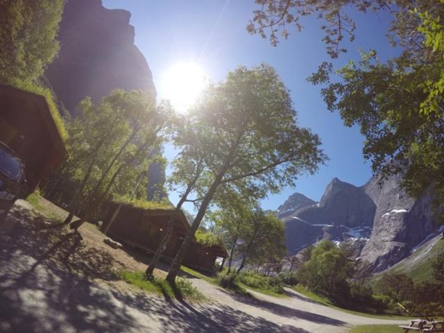 Trollveggen Camping อองดาลส์เนส ภายนอก รูปภาพ