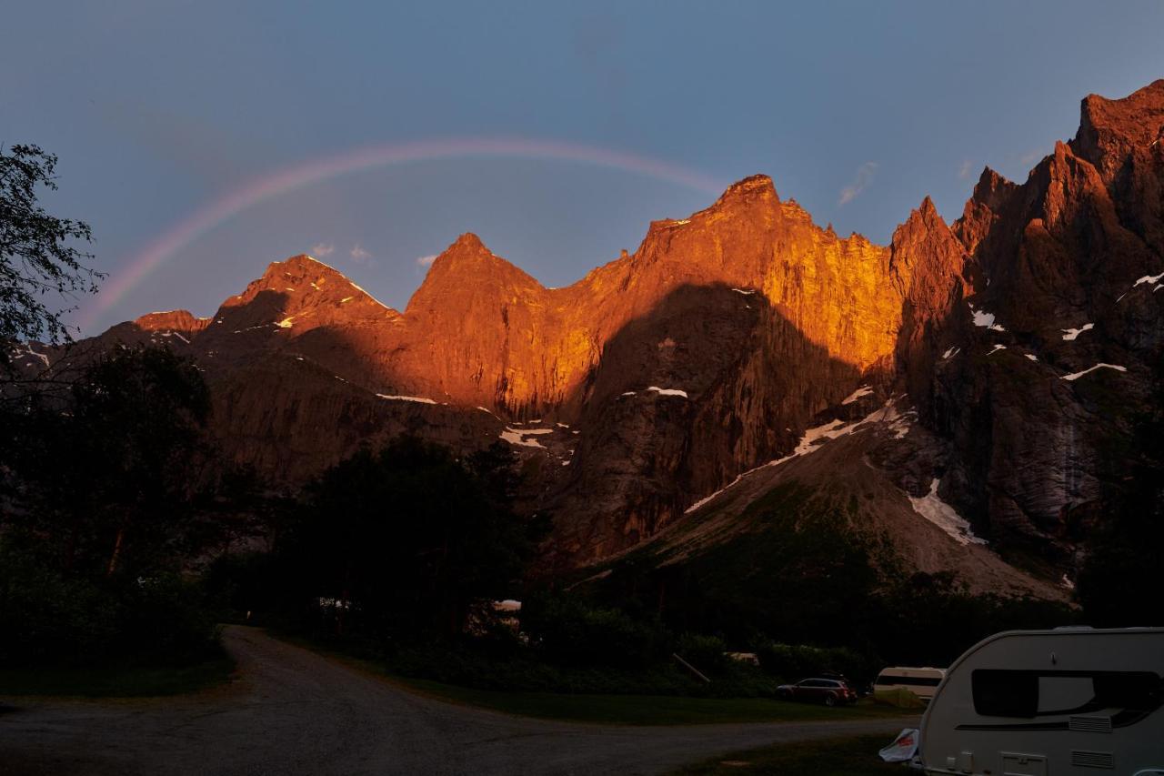 Trollveggen Camping อองดาลส์เนส ภายนอก รูปภาพ