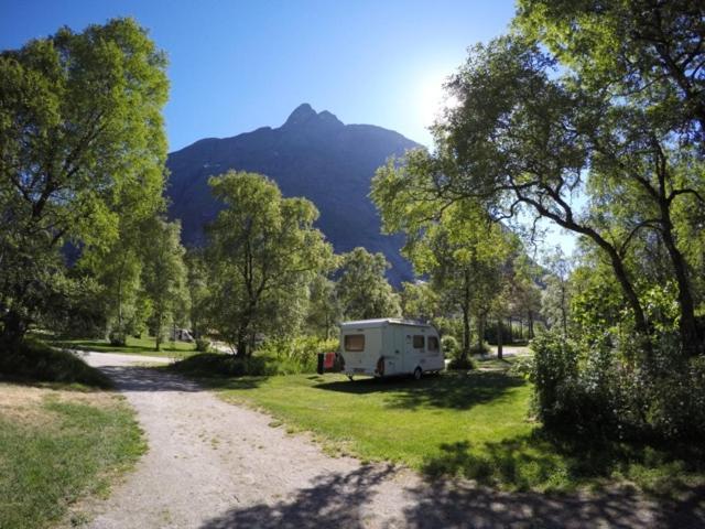 Trollveggen Camping อองดาลส์เนส ภายนอก รูปภาพ